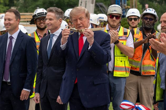 USA: Donald Trump inaugurates a new helipad at the White House