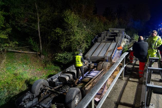 Hesse: Lorry crashes off the A45 motorway