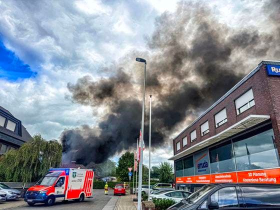 North Rhine-Westphalia: Fire in an industrial estate in Rheinberg