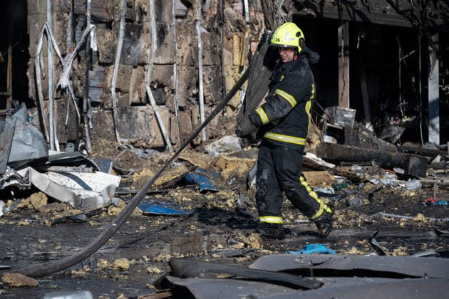 Ukraine: Russian attack on a gas station and a business centre in Kyiv