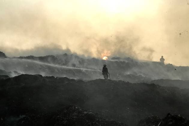 Indonesia: Fire brigade battles a fire that has flared up again at the Putri Cempo landfill site in Solo