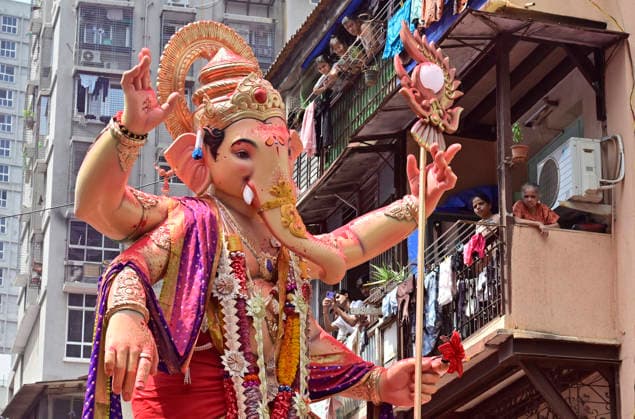 India, procession to immerse Ganesha statues in Mumbai