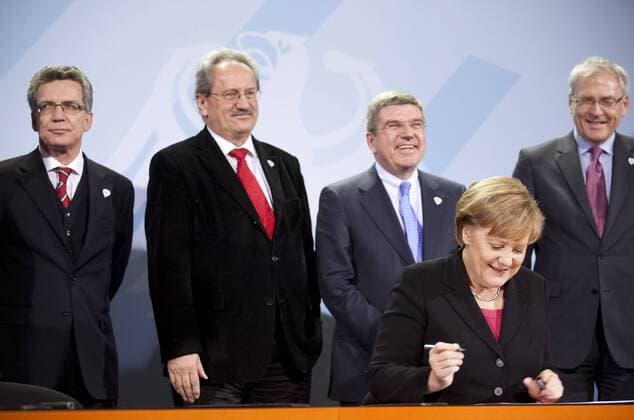 Deutschland, Berlin, Bundeskanzleramt, Unterzeichnung des Multi Party Agreement für die Bewerbung Münchens um die Austragung der Olympischen und Paralympischen Winterspiele 2018 durch Bundeskanzlerin Angela Merkel (CDU, vorn), hi.v.li. Innenminister Thomas de Maiziere (CDU), Oberbürgermeister Christian Ude (München, SPD), DOSB Präsident Dr Thomas Bach, DOSB-Generaldirektor Michael Vesper, 15.12.2010