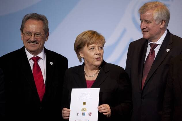 Deutschland, Berlin, Bundeskanzleramt, Unterzeichnung des Multi Party Agreement für die Bewerbung Münchens um die Austragung der Olympischen und Paralympischen Winterspiele 2018 durch Bundeskanzlerin Angela Merkel (CDU), Horst Seehofer (CSU, Ministerpräsident Bayern, R), Oberbürgermeister Christian Ude (München, SPD)