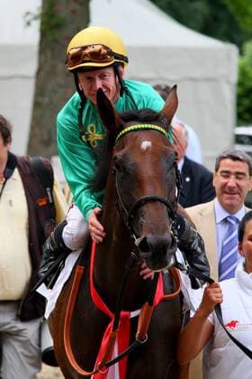05.08.2012, Duesseldorf, Nordrhein-Westfalen, GER - Salomina mit Filip Minarik nach dem Sieg im Preis der Diana. Galopprennbahn Duesseldorf-Grafenberg. (Pferd, Jockey, Salomina, Minarik, Sieg, Düsseldorf) 954S050812DUESSELDORF