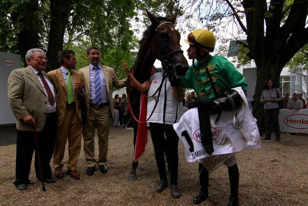 05.08.2012, Duesseldorf, Nordrhein-Westfalen, GER - Salomina mit Filip Minarik, Besitzer Rolf Harzheim, Trainer Peter Schiergen und Hein Bollow (von rechts) nach dem Sieg im Preis der Diana. Galopprennbahn Duesseldorf-Grafenberg. (Pferd, Jockey, Salomina, Minarik, Sieg, Trainer, Besitzer, Schiergen, Bollow, Harzheim, Düsseldorf) 955S050812DUESSELDORF