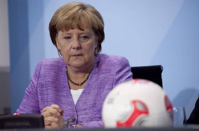 Deutschland, Berlin, Bundeskanzleramt, Pressekonferenz zur Vorstellung der Initiative Geh Deinen Weg durch Bundeskanzlerin Angela Merkel, Staatsministerin Maria Böhmer, Reinhard Rauball, Uli Hoeneß und Wolfgang Fürstner, 13.09.2012