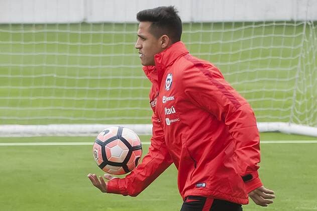 Fútbol, entrenamiento de la seleccion chilena. El jugador de la seleccion chilena Alexis Sanchez es fotografiado durante la practica realizada en el complejo deportivo Juan Pinto Duran de Santiago, Chile. 07 10 2017 Sergio Pina Photosport Football, Chilean national team Nationalteam training session. Chile s player Alexis Sanchez is pictured during the training session at the Juan Pinto Duran center in Santiago, Chile. 07 10 2017 Sergio Pina Photosport Entrenamiento de la seleccion chilena, 07 10 2017.