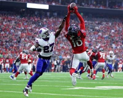 October 14, 2018 - Houston, Texas, U.S - Houston Texans wide receiver DEANDRE HOPKINS (10) leaps to make a catch for a touchdown defended by Buffalo Bills cornerback TREDAVIOUS WHITE (27) defends during the first quarter of the regular season NFL American Football Herren USA action at NRG Stadium. NFL 2018: Texans 20-13 Bills - ZUMA 20181014_mda_w137_039 Copyright: xErikxWilliamsx