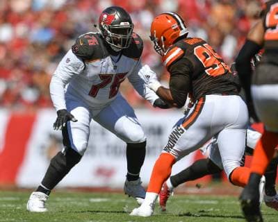 TAMPA, FL - OCTOBER 21: Tampa Bay Buccaneers tackle Donovan Smith (76) during the first half of an NFL American Football Herren USA game between the Cleveland Browns and the Tampa Bay Bucs on October 21, 2018, at Raymond James Stadium in Tampa, FL. (Photo by Roy K. Miller Icon Sportswire) NFL: OCT 21 Browns at Buccaneers Icon181021200 EDITORIAL USE ONLY