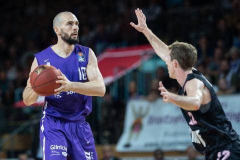 14 10 2018 Basketball Bundesliga easyCredit BBL Season 2018 19 3 Matchday BG Göttingen s Oliver Würzburg Göttingens Dennis Kramer l plays against Würzburgs Skyler Bowlin Photo Swen Doorman BG Göttingen s Oliver Würzburg SPF3458