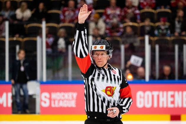 191008 Referee Mikael Holm during the CHL game between Frölunda and Cardiff Devils on October 8, 2019 in Gothenburg Photo Michael Erichsen BILDBYRAN Cop 89 cardiff cardiff devils chl chl 2019 frölunda icehockey ishockey, Copyright: MICHAELxERICHSEN BB191008MI062