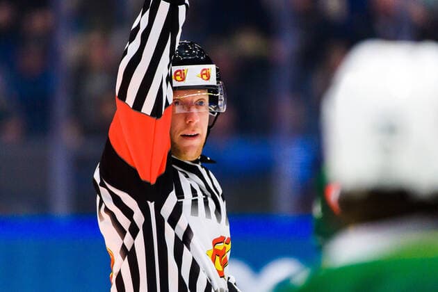 191015 Referee Mikael Holm during the CHL game between Färjestad and Red Bull Munich on August 29, 2019 in Karlstad Photo Fredrik Karlsson BILDBYRAN code FK Cop 185 hockey ice hockey CHL CHL 2019 2020 Champions hockey league ferry town red bull munich bbeng ice hockey, Copyright: FREDRIKxKARLSSON BB191015FK044