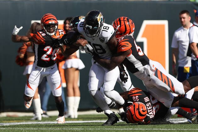 CINCINNATI, OH - OCTOBER 20: Jacksonville Jaguars wide receiver Chris Conley (18) carries the ball while being tackled by Cincinnati Bengals linebacker Germaine Pratt (57) and free safety Jessie Bates (30) during the game against the Jacksonville Jaguars and the Cincinnati Bengals on October 20th 2019, at Paul Brown Stadium in Cincinnati, OH. (Photo by Ian Johnson Icon Sportswire) NFL, American Football Herren, USA OCT 20 Jaguars at Bengals Icon191020017