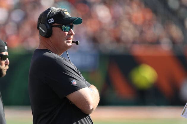 CINCINNATI, OH - OCTOBER 20: Jacksonville Jaguars head coach Doug Marrone looks at the scoreboard during the game against the Jacksonville Jaguars and the Cincinnati Bengals on October 20th 2019, at Paul Brown Stadium in Cincinnati, OH. (Photo by Ian Johnson Icon Sportswire) NFL, American Football Herren, USA OCT 20 Jaguars at Bengals Icon191020018
