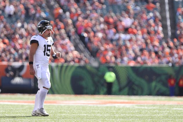CINCINNATI, OH - OCTOBER 20: Jacksonville Jaguars quarterback Gardner Minshew (15) stands in the field during a stop in play in the game against the Jacksonville Jaguars and the Cincinnati Bengals on October 20th 2019, at Paul Brown Stadium in Cincinnati, OH. (Photo by Ian Johnson Icon Sportswire) NFL, American Football Herren, USA OCT 20 Jaguars at Bengals Icon191020069