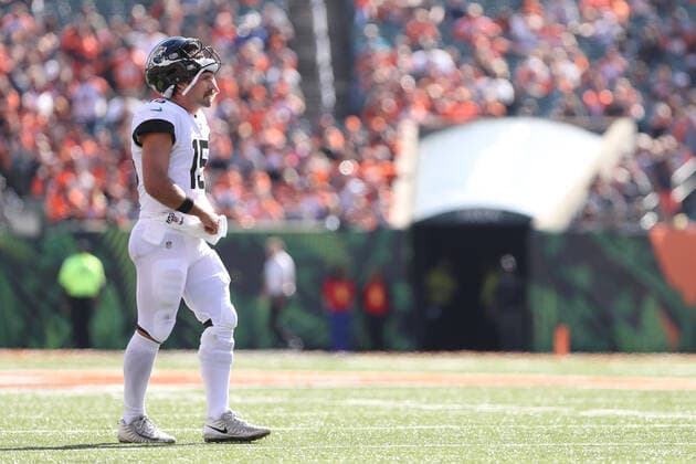 CINCINNATI, OH - OCTOBER 20: Jacksonville Jaguars quarterback Gardner Minshew (15) stands in the field during a stop in play in the game against the Jacksonville Jaguars and the Cincinnati Bengals on October 20th 2019, at Paul Brown Stadium in Cincinnati, OH. (Photo by Ian Johnson Icon Sportswire) NFL, American Football Herren, USA OCT 20 Jaguars at Bengals Icon191020070