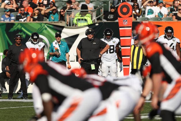 CINCINNATI, OH - OCTOBER 20: Jacksonville Jaguars head coach Doug Marrone watches a play during the game against the Jacksonville Jaguars and the Cincinnati Bengals on October 20th 2019, at Paul Brown Stadium in Cincinnati, OH. (Photo by Ian Johnson Icon Sportswire) NFL, American Football Herren, USA OCT 20 Jaguars at Bengals Icon191020079