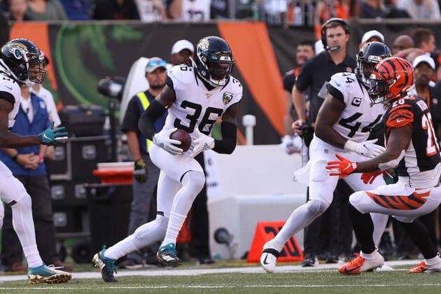 CINCINNATI, OH - OCTOBER 20: Jacksonville Jaguars defensive back Ronnie Harrison (36) carries the ball during the game against the Jacksonville Jaguars and the Cincinnati Bengals on October 20th 2019, at Paul Brown Stadium in Cincinnati, OH. (Photo by Ian Johnson Icon Sportswire) NFL, American Football Herren, USA OCT 20 Jaguars at Bengals Icon191020090