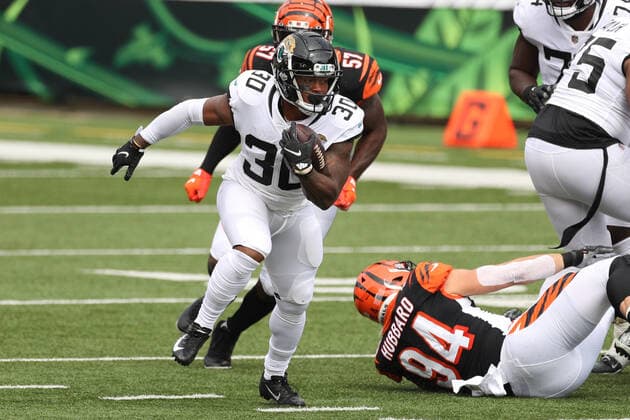 CINCINNATI, OH - OCTOBER 04: Jacksonville Jaguars running back James Robinson (30) carries the ball during the game against the Jacksonville Jaguars and the Cincinnati Bengals on October 4, 2020, at Paul Brown Stadium in Cincinnati, OH. (Photo by Ian Johnson Icon Sportswire) NFL, American Football Herren, USA OCT 04 Jaguars at Bengals Icon201004001