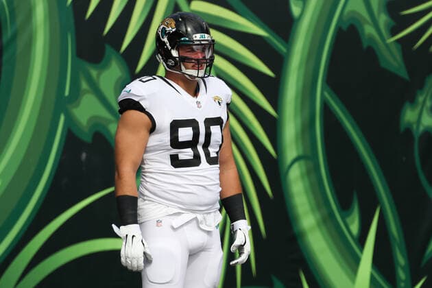 CINCINNATI, OH - OCTOBER 04: Jacksonville Jaguars defensive tackle Taven Bryan (90) warms up before the game against the Jacksonville Jaguars and the Cincinnati Bengals on October 4, 2020, at Paul Brown Stadium in Cincinnati, OH. (Photo by Ian Johnson Icon Sportswire) NFL, American Football Herren, USA OCT 04 Jaguars at Bengals Icon201004046