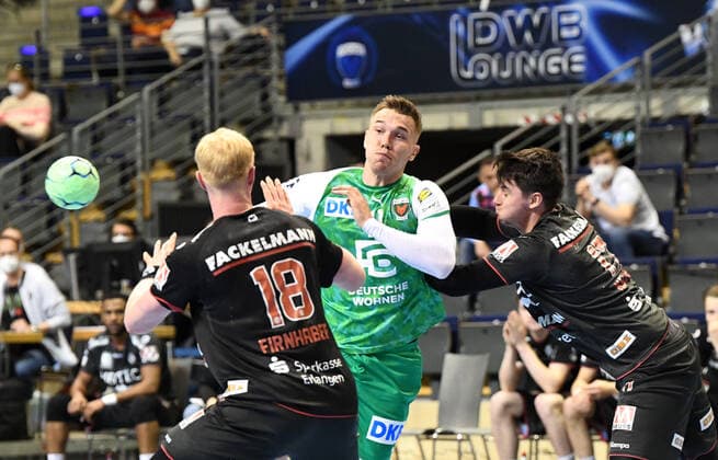 Handball, Men, Season 2020 2021, 1 Bundesliga 32 Matchday , Füchse Berlin HC Erlangen, f l Sebastian Firnhaber HC Erlangen , Lasse Bredekjaer Andersson Füchse Berlin , Benedikt Kellner HC Erlangen , 30 05 2021, Copyright: xSebastianxRäppoldx xMatthiasxKox