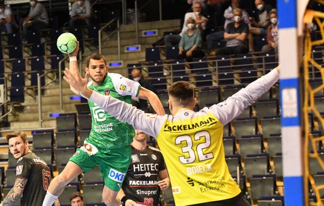 Handball, men, season 2020 2021, 1 Bundesliga 32 matchday , Füchse Berlin HC Erlangen, f l Tim Matthes Füchse Berlin , goalkeeper Janis Boieck HC Erlangen , 30 05 2021, Copyright: xSebastianxRäppoldx xMatthiasxKox