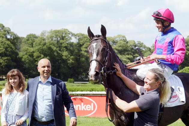 12 06 2022, Duesseldorf, North Rhine Westphalia, GER Woody Wood with Adrie de Vries and owner Marc Huebner and daughter after victory Galopprennbahn Duesseldorf Grafenberg horse, jockey, Woody Wood, de Vries, victory, owner, Huebner, daughter 220612SG924DUESSELDORF JPG