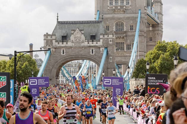 October 2, 2022, London, United Kingdom: Participants of TCS 2022 London Marathon run along the Tower Bridge in central London. Nearly 42 thousand runners participated in the 2022 competition. London United Kingdom - ZUMAs197 20221002_zaa_s197_257 Copyright: xDominikaxZarzyckax