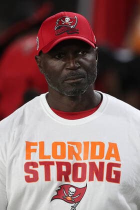 TAMPA, FL - OCTOBER 02: Tampa Bay Buccaneers Head Coach Todd Bowles walks onto the field during the regular season game between the Kansas City Chiefs and the Tampa Bay Buccaneers on October 02, 2022 at Raymond James Stadium in Tampa, Florida. (Photo by Cliff Welch Icon Sportswire) NFL, American Football Herren, USA OCT 02 Chiefs at Buccaneers Icon357221002085