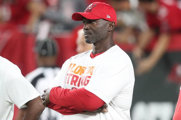 TAMPA, FL - OCTOBER 02: Tampa Bay Buccaneers Head Coach Todd Bowles watches the action on the field before the regular season game between the Kansas City Chiefs and the Tampa Bay Buccaneers on October 02, 2022 at Raymond James Stadium in Tampa, Florida. (Photo by Cliff Welch Icon Sportswire) NFL, American Football Herren, USA OCT 02 Chiefs at Buccaneers Icon357221002250