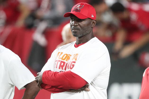 TAMPA, FL - OCTOBER 02: Tampa Bay Buccaneers Head Coach Todd Bowles watches the action on the field before the regular season game between the Kansas City Chiefs and the Tampa Bay Buccaneers on October 02, 2022 at Raymond James Stadium in Tampa, Florida. (Photo by Cliff Welch Icon Sportswire) NFL, American Football Herren, USA OCT 02 Chiefs at Buccaneers Icon357221002251