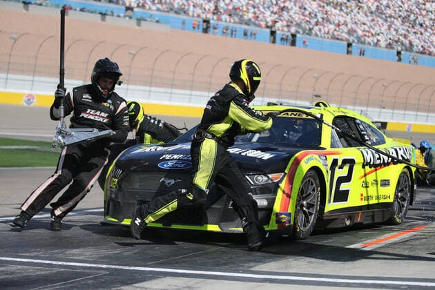 LAS VEGAS, NV - OCTOBER 16: Ryan Blaney ( 12 Team Penske Menards Knauf Ford) in for a pit stop during the South Point 400 NASCAR, Motorsport, USA Cup Series Playoff race on October 16, 2022, at Las Vegas Motor Speedway in Las Vegas, NV. (Photo by Matthew Bolt LVMS Icon Sportswire) AUTO: OCT 16 NASCAR Cup Series Playoff South Point 400 Icon221016018