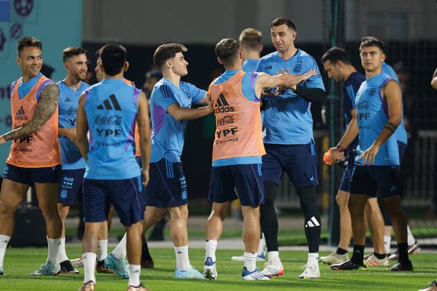 Argentina s players take part in a training session of the team held at Qatar s University, in Doha, Qatar, 19 November 2022, on the eve of inauguration soccer match of FIFA World Cup, WM, Weltmeisterschaft, Fussball Qatar 2022 between Qatar and Ecuador. FIFA World Cup Qatar 2022 - Argentina s training session !ACHTUNG: NUR REDAKTIONELLE NUTZUNG! Copyright: xJuanxIgnacioxRoncoronix EVE085 20221119-85fe5b1dbc4283a3b5697ad4c75188ca54dab719