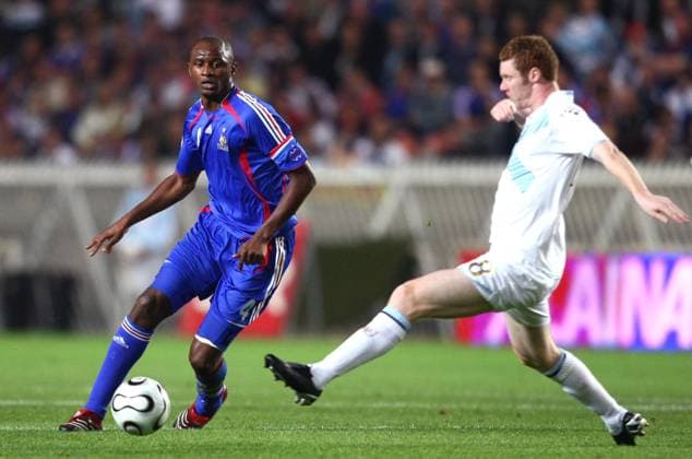 Soccer - UEFA European Championship, EM, Europameisterschaft 2008 Qualifying, Group B, France vs Scotland - Paris France s Patrick Vieira and Scotland s Stephen Pearson battle for the ball during the UEFA European Championship Qualifying match, Group B, France vs Scotland at Parc des Princes in Paris, France on September 12, 2007. Sotland won 1-0. Photo Christian Liewig ABACAPRESS.COM Paris France Copyright: xLiewigxChristian ABACAx 131574_28 LiewigxChristian ABACAx 131574_28