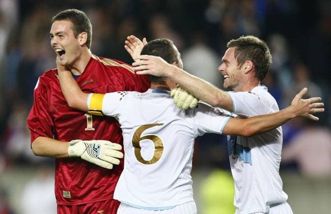 Soccer - UEFA European Championship, EM, Europameisterschaft 2008 Qualifying, Group B, France vs Scotland - Paris Scotland s Craig Gordon (left) and Graham Alexander celebrate at the final whistle during the UEFA European Championship Qualifying match, Group B, France vs Scotland at Parc des Princes in Paris, France on September 12, 2007. Sotland won 1-0. Photo Christian Liewig ABACAPRESS.COM Paris France Copyright: xLiewigxChristian ABACAx 131574_55 LiewigxChristian ABACAx 131574_55
