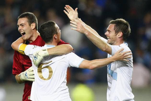 Soccer - UEFA European Championship, EM, Europameisterschaft 2008 Qualifying, Group B, France vs Scotland - Paris Scotland s Craig Gordon (left) and Graham Alexander celebrate at the final whistle during the UEFA European Championship Qualifying match, Group B, France vs Scotland at Parc des Princes in Paris, France on September 12, 2007. Sotland won 1-0. Photo Christian Liewig ABACAPRESS.COM Paris France Copyright: xLiewigxChristian ABACAx 131574_56 LiewigxChristian ABACAx 131574_56