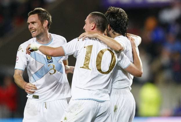 Soccer - UEFA European Championship, EM, Europameisterschaft 2008 Qualifying, Group B, France vs Scotland - Paris Scotland s Craig Gordon (left) and Graham Alexander celebrate at the final whistle during the UEFA European Championship Qualifying match, Group B, France vs Scotland at Parc des Princes in Paris, France on September 12, 2007. Sotland won 1-0. Photo Christian Liewig ABACAPRESS.COM Paris France Copyright: xLiewigxChristian ABACAx 131574_57 LiewigxChristian ABACAx 131574_57