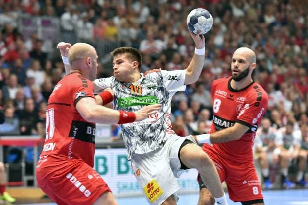 Renars Uscins TSV Hannover Burgdorf 10 on the ball , Adrian Sipos MT Melsungen 8 R , Arnar Freyr Arnarsson MT Melsungen 21 L , GER, MT Melsungen TSV Hannover Burgdorf, Handball, 1 Bundesliga Maenner 5 Spieltag, 29 09 2023, GER, MT Melsungen TSV Hannover Burgdorf, Handball, 1 Bundesliga Maenner, 5 Spieltag, 29 09 2023 Kassel Copyright: xEibner-Pressefotox-xRolandxSippelx EP_RSL