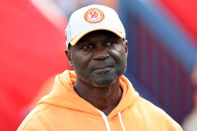 TAMPA, FL - OCTOBER 15: Tampa Bay Buccaneers Head Coach Todd Bowles walks onto the field before the regular season game between the Detroit Lions and the Tampa Bay Buccaneers on October 15, 2023 at Raymond James Stadium in Tampa, Florida. (Photo by Cliff Welch Icon Sportswire) NFL, American Football Herren, USA OCT 15 Lions at Buccaneers EDITORIAL USE ONLY Icon357231015012