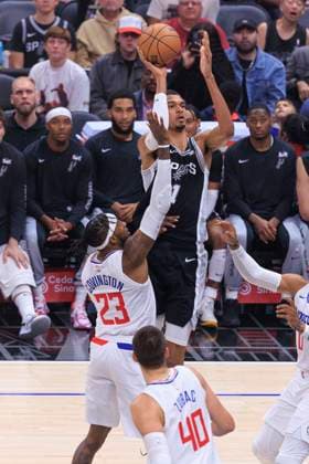 October 29, 2023, Los Angeles, California, USA: Robert Covington 23 of the Los Angeles Clippers tries to block a shot by Victor Wembanyama 1 of the San Antonio Spurs during their NBA, Basketball Herren, USA game on Sunday October 29, 2023 at Crypto.com Arena in Los Angeles, California. Clippers defeat Spurs, 123 - 83. JAVIER ROJAS PI Los Angeles USA - ZUMAp124 20231029_zaa_p124_028 Copyright: xJavierxRojasx