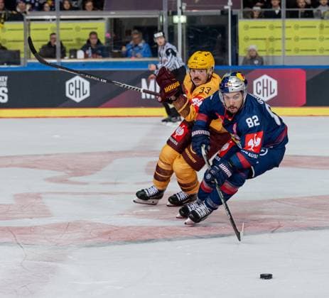 Battle for the puck duel between Alessio Bertaggia Geneva Servette HC, 33 and Chris DeSousa EHC Red Bull Muenchen, 82 GER, EHC Red Bull Muenchen vs Geneva Servette HC, ice hockey, Champions Hockey League, round of 16 first leg, 2023 2024 season, 15 11 2023 GER, EHC Red Bull Muenchen vs Geneva Servette HC, ice hockey, Champions Hockey League, round of 16 first leg, 2023 2024 season, 15 11 2023 Muenchen Copyright: xEibner-Pressefoto HeikexFeinerx EP_HFR