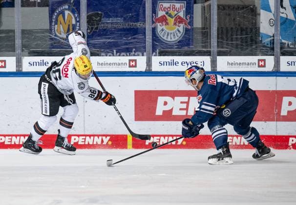Fight for the puck duel between Cameron Brace Loewen Frankfurt, 86 and Patrick Hager EHC Red Bull Muenchen, 52 EHC Red Bull Muenchen vs Loewen Frankfurt, Ice Hockey, DEL, Matchday 36, Season 2023 2024, 07 01 2024 EHC Red Bull Muenchen vs Loewen Frankfurt, Ice Hockey, DEL, Matchday 36, Season 2023 2024, 07 01 2024 Muenchen Copyright: xEibner-Pressefoto HeikexFeinerx EP_HFR