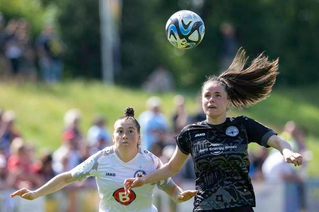 Football 2 Womens Bundesliga, Season 2023 2024, Matchday 24, SG 99 Andernach 1 FFC Turbine Potsdam on 12 05 2024 at Andernach Stadium in Andernach Kim Schneider 1 FFC Turbine Potsdam, 28 and Maren Weingarz SG 99 Andernach, 08 follow the flight of the ball with great effort Important note According to the regulations of the DFL German Football League and the DFB German Football Association, it is prohibited to use or have used photographs taken in the stadium and or of the game in the form of sequential images and or video-like photo series Foto Kirchner Media TH Copyright: xKirchner-Media THx