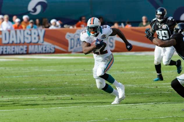 NFL, American Football Herren, USA Jaguars vs Dolphins DEC 16 December 16, 2012: Reggie Bush 22 of the Miami Dolphins in action during the NFL football game between the Miami Dolphins and Jacksonville Jaguars at Sun Life Stadium in Miami Gardens FL. The Dolphins defeated the Jaguars 24-3. Miami Gardens FL U.S. EDITORIAL USE ONLY Copyright: xx ZUMA-20121216_zaf_cd5_099.jpg JCxRidleyx csmphoto689228