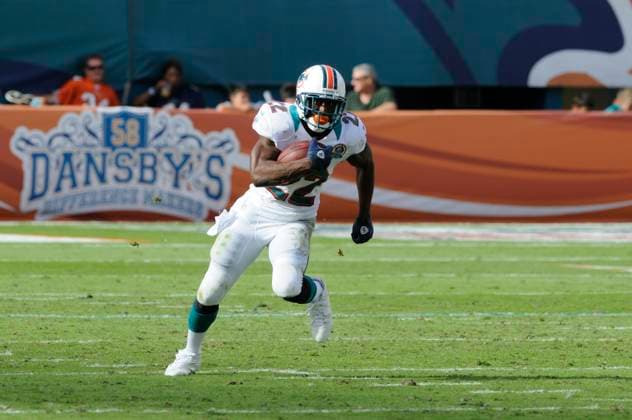 NFL, American Football Herren, USA Jaguars vs Dolphins DEC 16 December 16, 2012: Reggie Bush 22 of the Miami Dolphins in action during the NFL football game between the Miami Dolphins and Jacksonville Jaguars at Sun Life Stadium in Miami Gardens FL. The Dolphins defeated the Jaguars 24-3. Miami Gardens FL U.S. EDITORIAL USE ONLY Copyright: xx ZUMA-20121216_zaf_cd5_097.jpg JCxRidleyx csmphoto689230