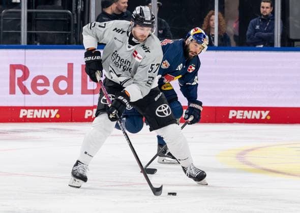 Battle for the puck duel between Brady Austin Koelner Haie, 57 and Andreas Eder EHC Red Bull Muenchen, 20 GER, EHC Red Bull Muenchen vs Koelner Haie, Ice Hockey, DEL, Matchday 7, Season 2024 2025, 06 10 2024 GER, EHC Red Bull Muenchen vs Koelner Haie, Ice Hockey, DEL, Matchday 7, Season 2024 2025, 06 10 2024 Muenchen Copyright: xEibner-Pressefoto FranzxFeinerx EP_HFR
