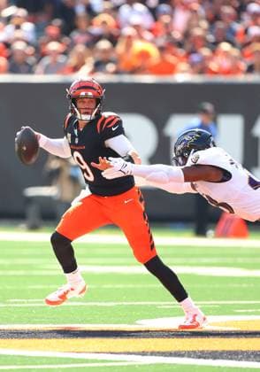CINCINNATI, OH - OCTOBER 06 - Cincinnati Bengals quarterback Joe Burrow (9) eludes Baltimore Ravens linebacker Trenton Simpson (23) in a game between the Baltimore Ravens and the Cincinnati Bengals at Paycor Stadium on Sunday, October 6, 2024. (Photo by Jeff Moreland Icon Sportswire) NFL, American Football Herren, USA OCT 06 Ravens at Bengals EDITORIAL USE ONLY Icon168241006022