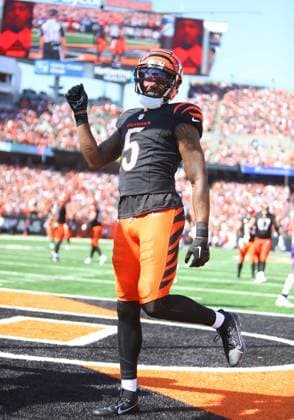 CINCINNATI, OH - OCTOBER 06 - Cincinnati Bengals wide receiver Tee Higgins (5) celebrates a touchdown in a game between the Baltimore Ravens and the Cincinnati Bengals at Paycor Stadium on Sunday, October 6, 2024. (Photo by Jeff Moreland Icon Sportswire) NFL, American Football Herren, USA OCT 06 Ravens at Bengals EDITORIAL USE ONLY Icon168241006036