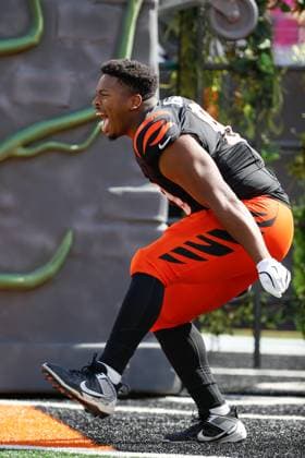 CINCINNATI, OH - OCTOBER 06: Cincinnati Bengals defensive tackle Kris Jenkins Jr. (90) runs onto the field before the game against the Baltimore Ravens and the Cincinnati Bengals on October 6, 2024, at Paycor Stadium in Cincinnati, OH. (Photo by Ian Johnson Icon Sportswire) NFL, American Football Herren, USA OCT 06 Ravens at Bengals EDITORIAL USE ONLY Icon241006047